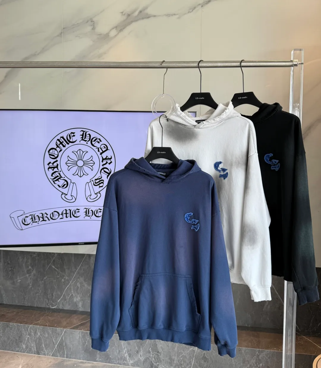 P320 🔥🔥🔥ceiling level 𝗖𝗵𝗿𝗼𝗺𝗲 𝗛𝗲𝗮𝗿𝘁𝘀/Cro Heart 2025 cross patch embroidery summer new original single counter American acid washed distressed laser burnt patch embroidery couple casual hooded sweatshirt 👑The highest version! Customized fabric 440g tripe terry fabric! American acid-washed and distressed original fabric laser burnt ✟appliqué embroidery and exquisite embroidery of letters! The best-selling model at the counter. It is very comfortable to wear. It is low-key yet luxurious. It is very classy when worn. The large size and tailoring are needless to say. The upper body is exquisite and vivid. 👍High-end first-class materials. A truly palace-level product. The cotton from Turkey is of outstanding quality. After heavy washing, the clothes are very soft! Not picky, the upper body is absolutely stylish and extremely luxurious. Auxiliary materials: The original model has been authenticated and labeled ➕100% silk washed with water label. Genuine purchase-grade original hangtag➕matching hanging rope➕3D hanging beads➕original packaging bag. Craftsmanship: The original version has consistent wiring! The highest version of the armhole matching technique! Countless times of pattern making to 100% restore the original appearance! The correct version is the same for men and women, super eye-catching, super good-looking, and super atmospheric! Color: White Black Royal Blue Size: S-XL